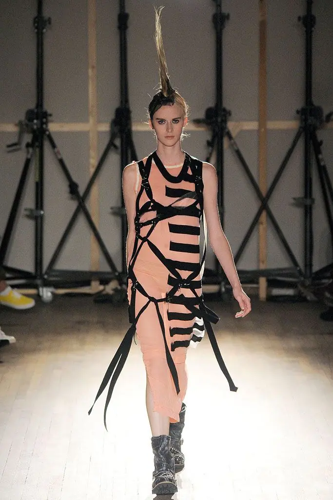 タオ 2010年春夏 LOOK 16