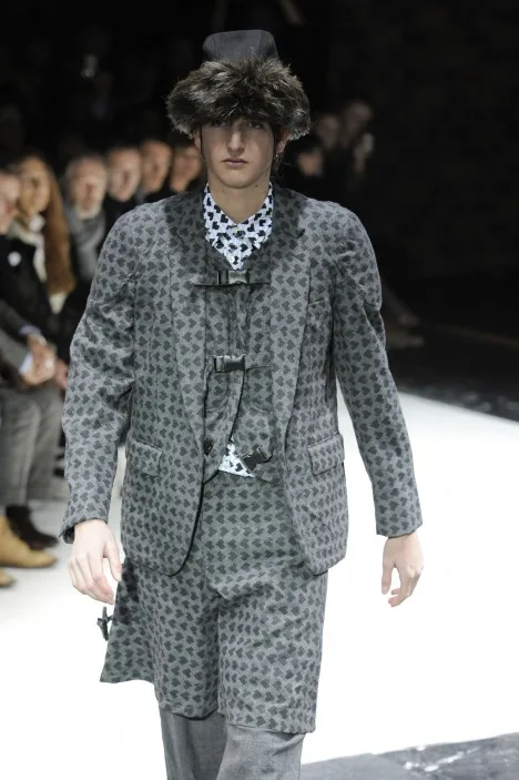 コムデギャルソンオムプリュス 2010秋冬 LOOK 32 / VIEW 2