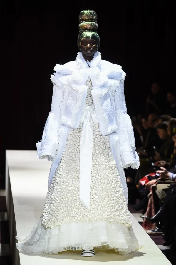 COMME des GARÇONS 2018年秋冬コレクション LOOK 1