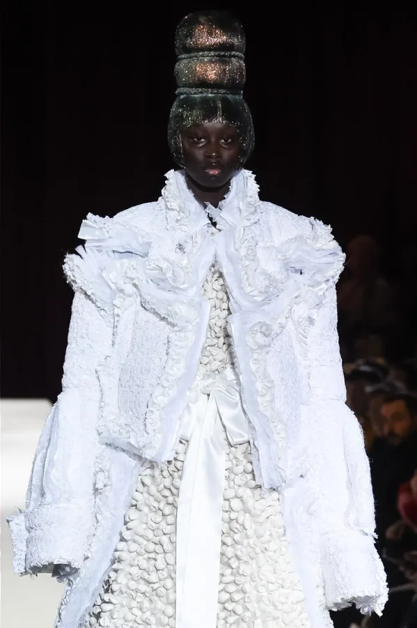 コムデギャルソン 2018秋冬 LOOK 1 / VIEW 2