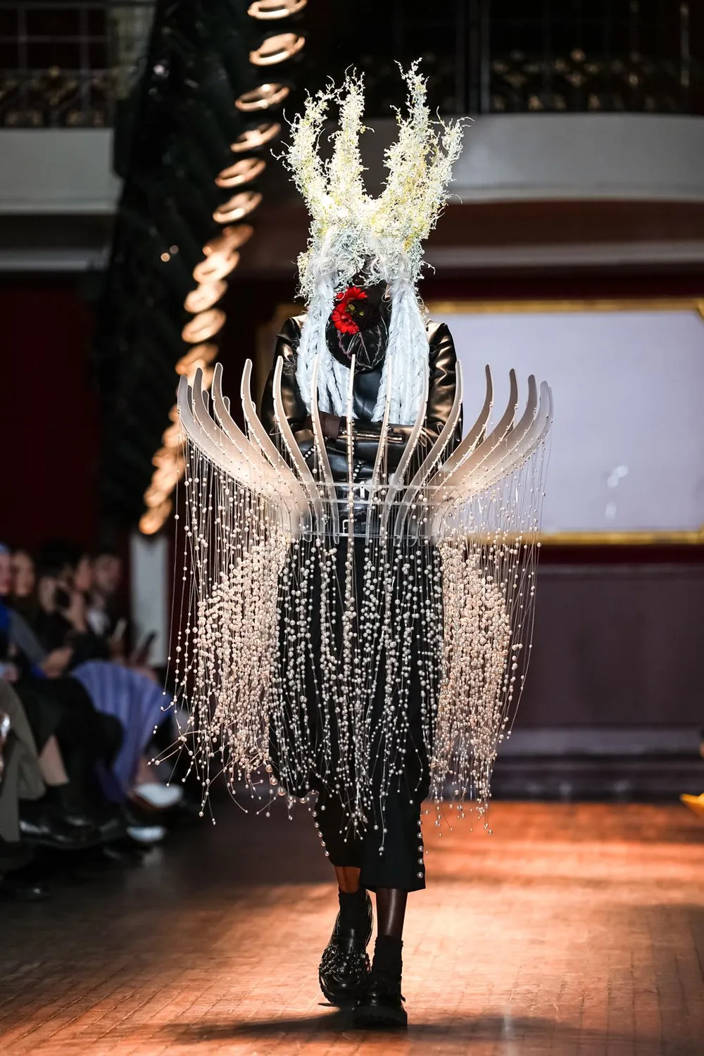 ノワールケイニノミヤ 2027年春夏 LOOK 2