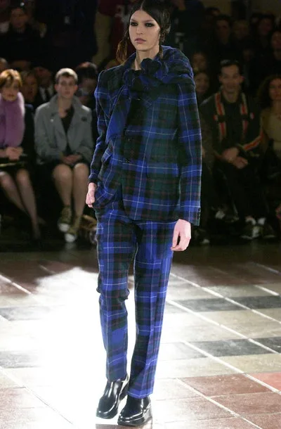 COMME des GARÇONS 2003 AWの同シーズン掲載写真。