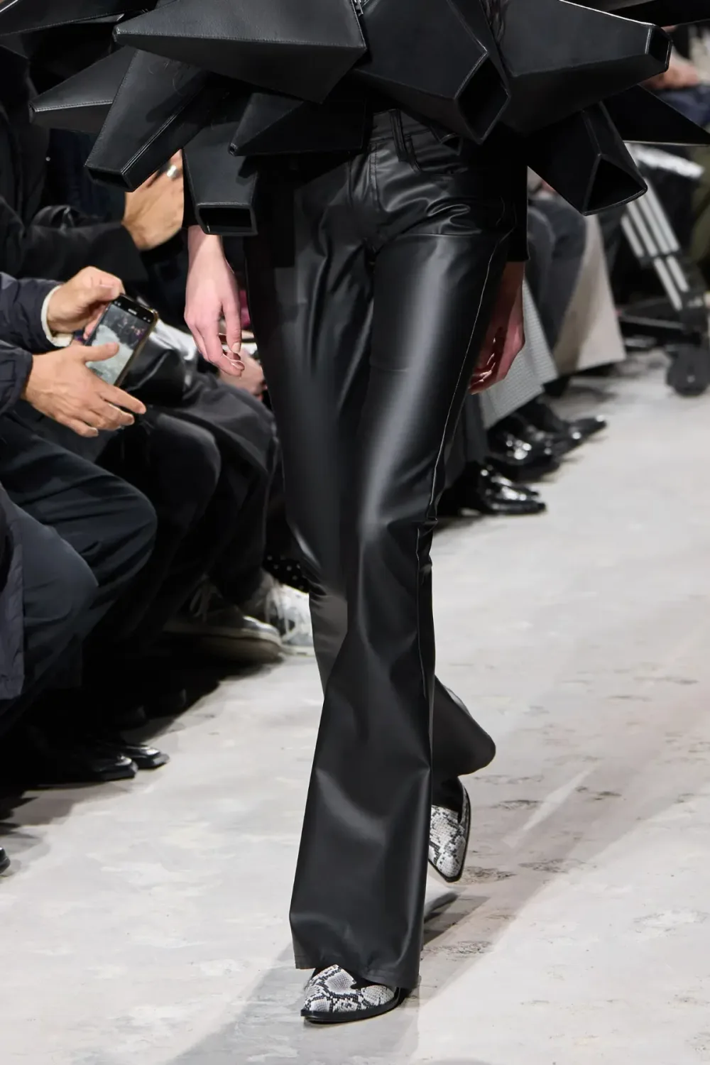 ジュンヤワタナベ 2025年秋冬 LOOK 1 / VIEW 3