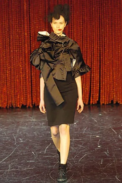 COMME des GARÇONS 2004 AWの同シーズン掲載写真。