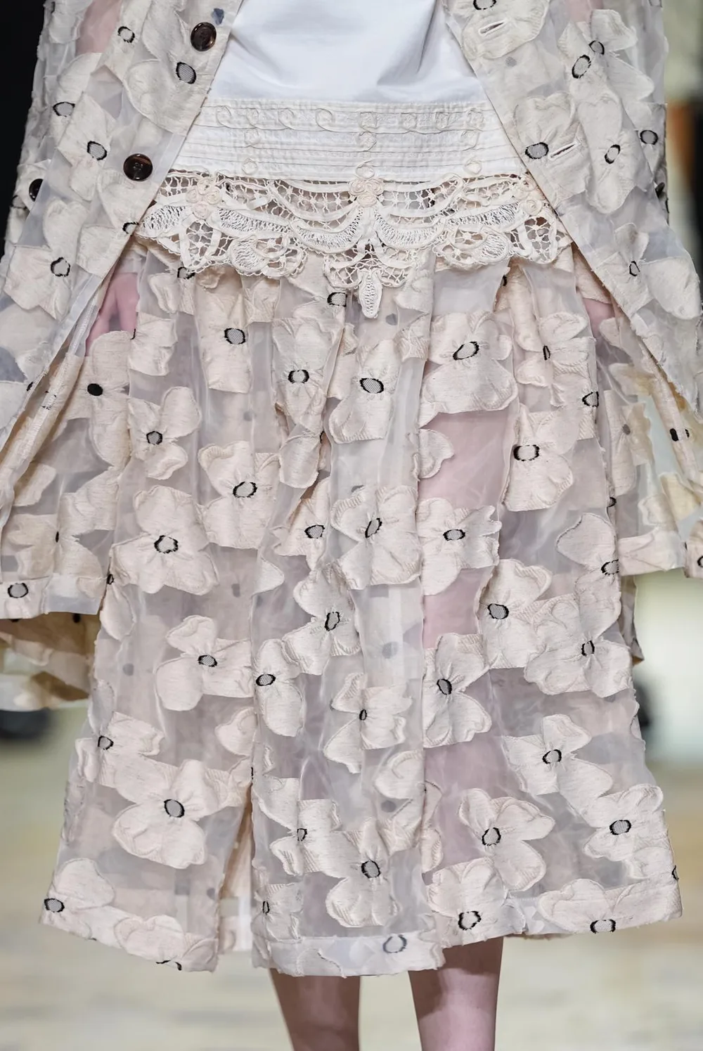 タオ 2027年春夏 LOOK 16 / VIEW 3