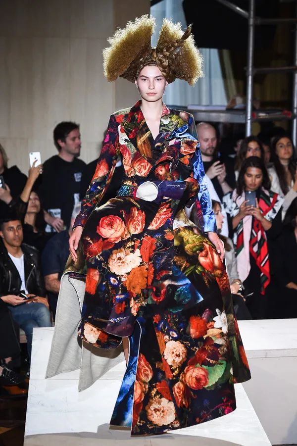 COMME des GARÇONS 2018年春夏コレクション LOOK 1