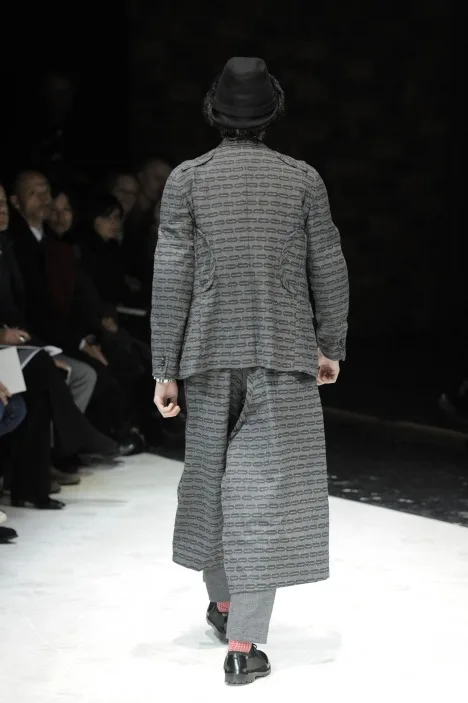 コムデギャルソンオムプリュス 2010秋冬 LOOK 30 / VIEW 3