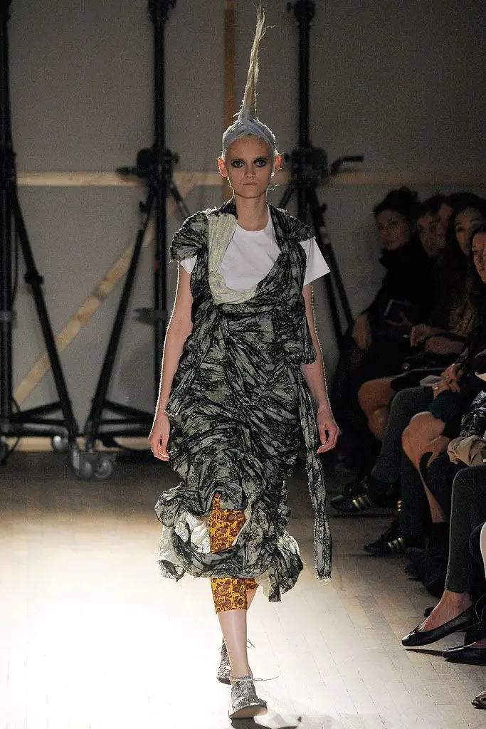 タオ 2010年春夏 LOOK 23