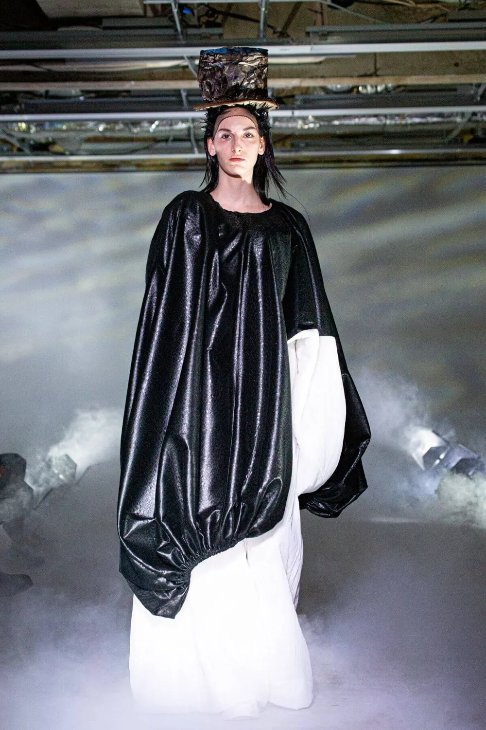 コムデギャルソン 2021年秋冬 LOOK 3