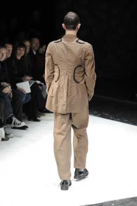 コムデギャルソンオムプリュス 2010秋冬 LOOK 21 / VIEW 3