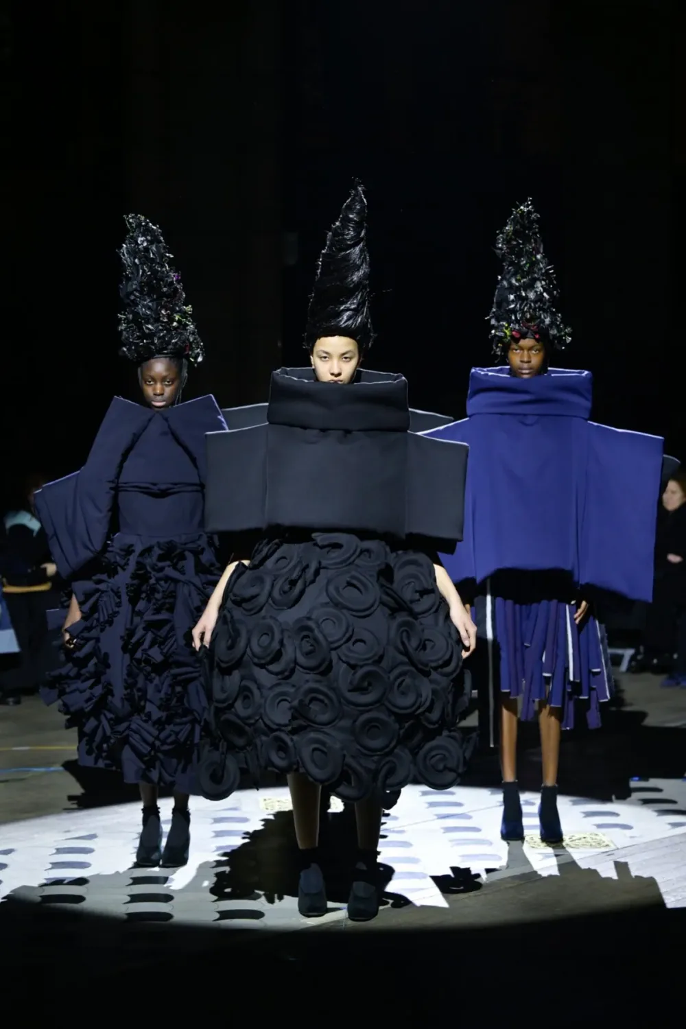 COMME des GARÇONS 2023 AWの同シーズン掲載写真。