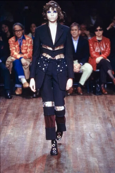 COMME des GARÇONS 2001 AWの同シーズン掲載写真。