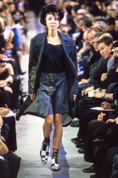 COMME des GARÇONS 2001 SSの同シーズン掲載写真。