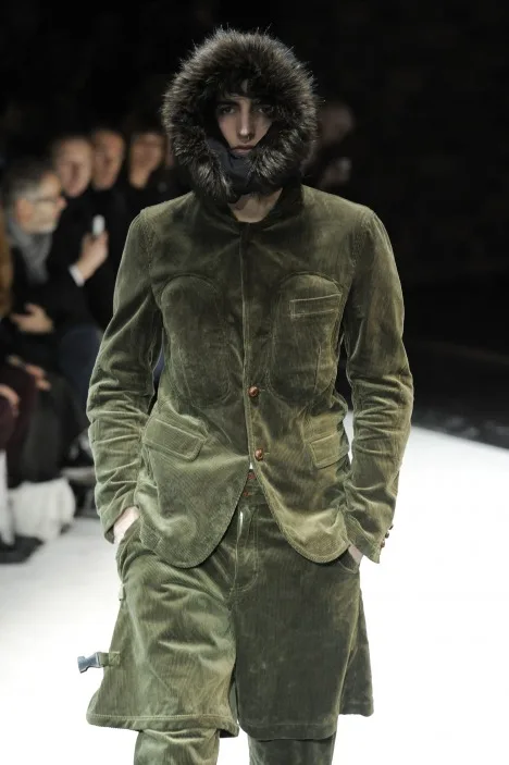 コムデギャルソンオムプリュス 2010秋冬 LOOK 1 / VIEW 2