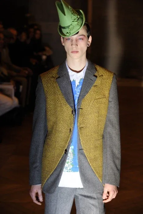 コムデギャルソンオムプリュス 2009秋冬 LOOK 1 / VIEW 2