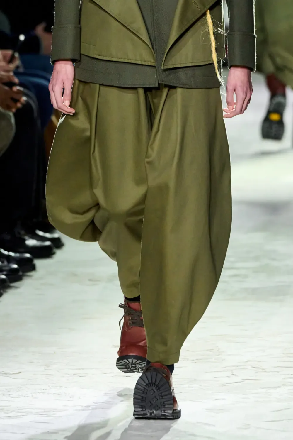 コムデギャルソンオムプリュス 2025年秋冬 LOOK 8 / VIEW 4