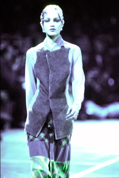 COMME des GARÇONS 1993 AWの同シーズン掲載写真。