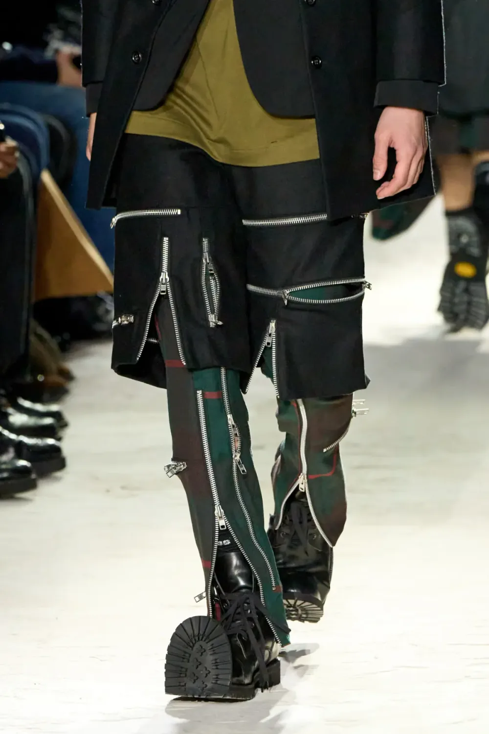 コムデギャルソンオムプリュス 2025年秋冬 LOOK 29 / VIEW 4
