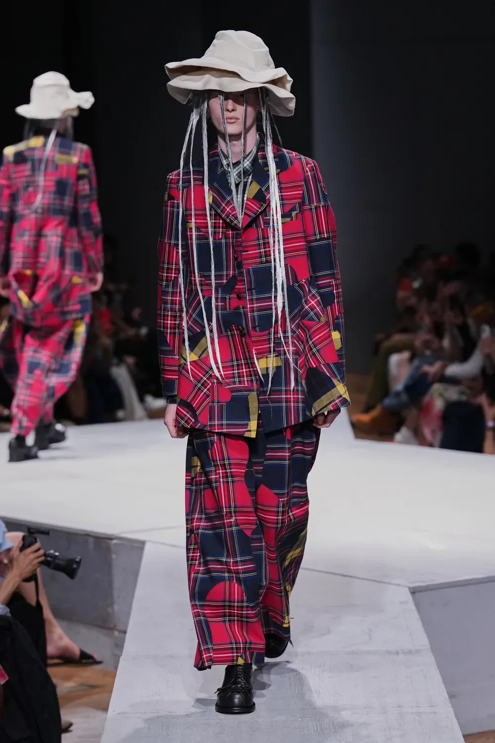 コムデギャルソンオムプリュス 2027年春夏 LOOK 25