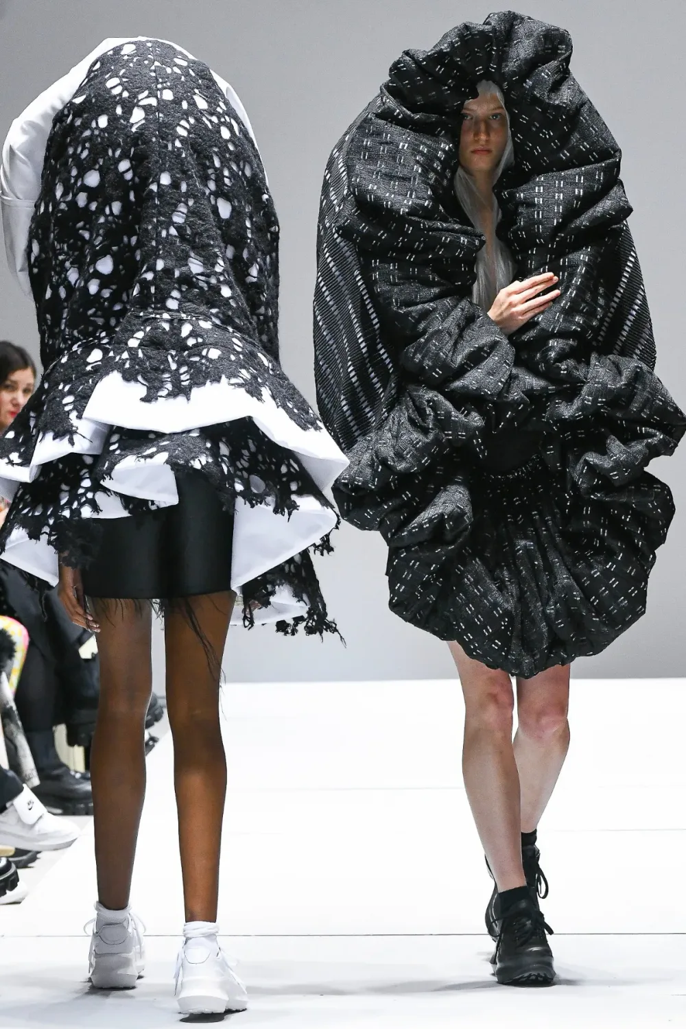 コムデギャルソン 2023年春夏 LOOK 1 / VIEW 4
