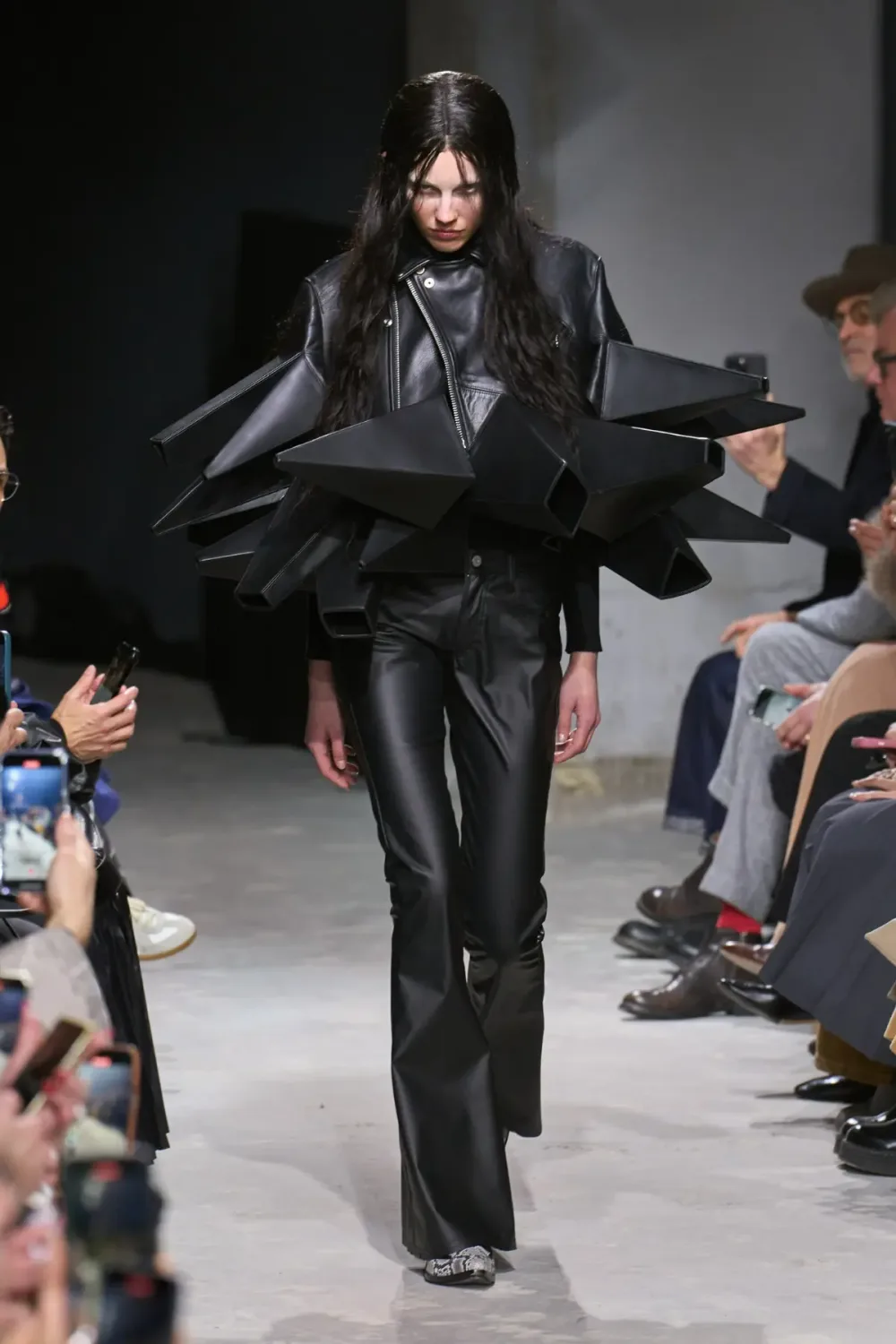 JUNYA WATANABE 2025 AWの同シーズン掲載写真。