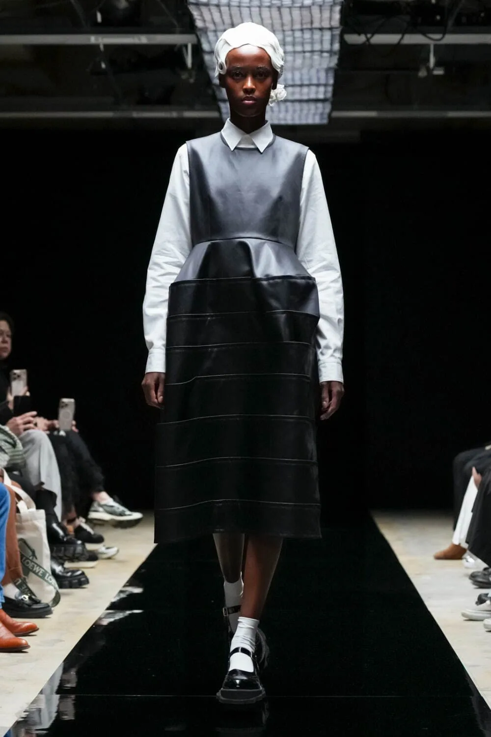 タオ 2025年秋冬 LOOK 2