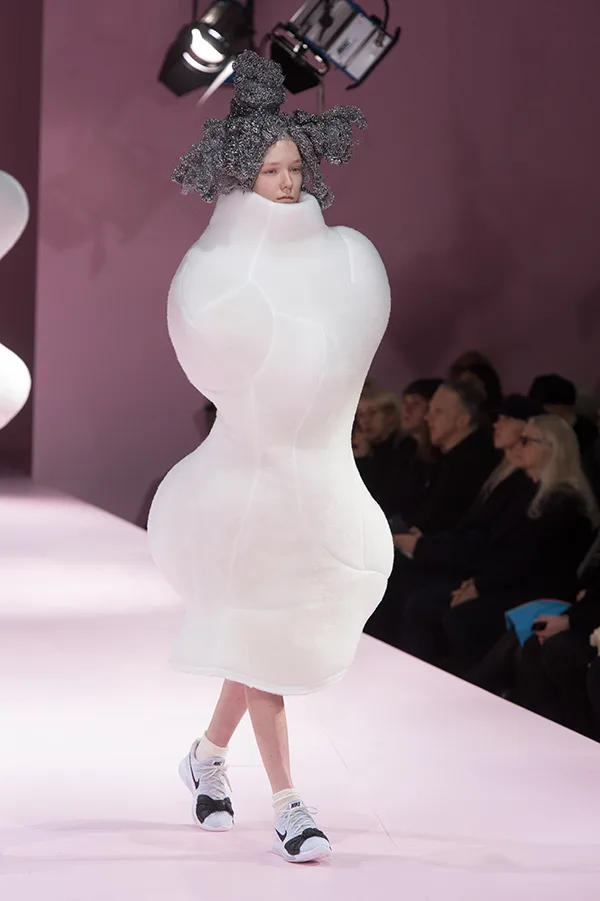 COMME des GARÇONS 2017年秋冬コレクション LOOK 1