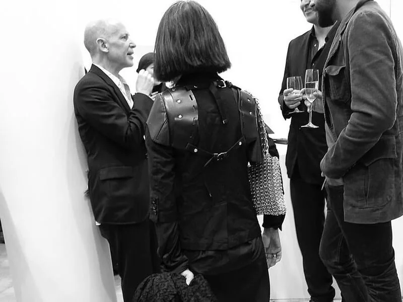 黒い服の人々が集まる会場の様子