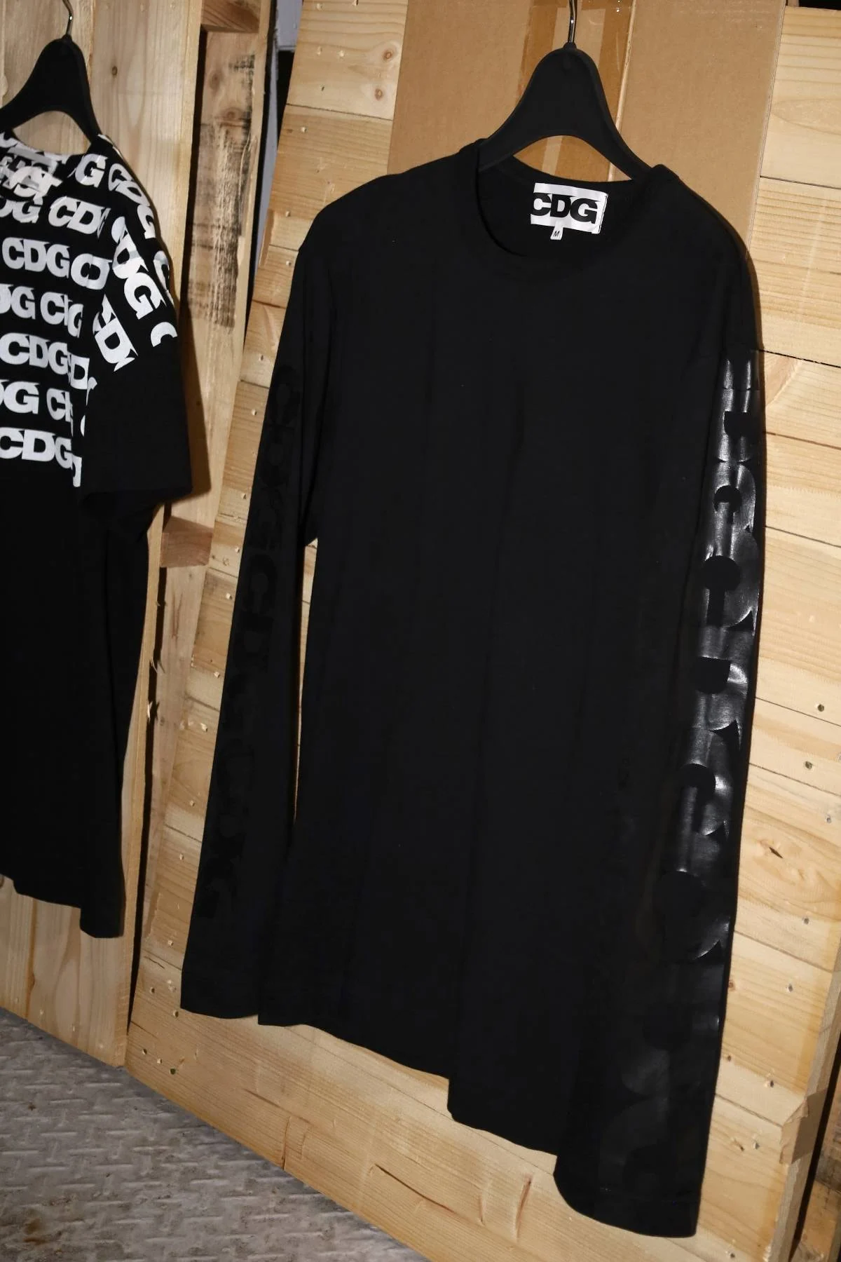 CDGの長袖Tシャツ、袖のロゴ