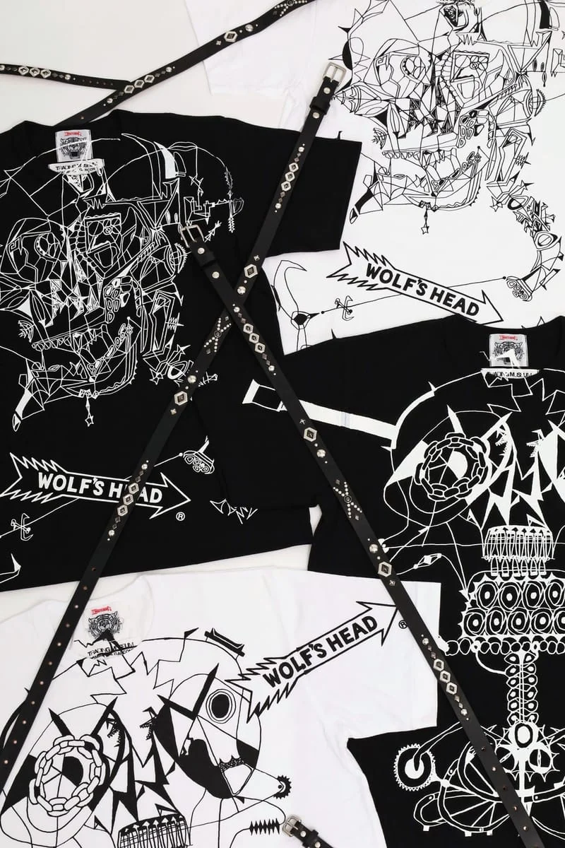 ドクロのイラストを大きくプリントしたTシャツ（黒・白）とスタッズベルト