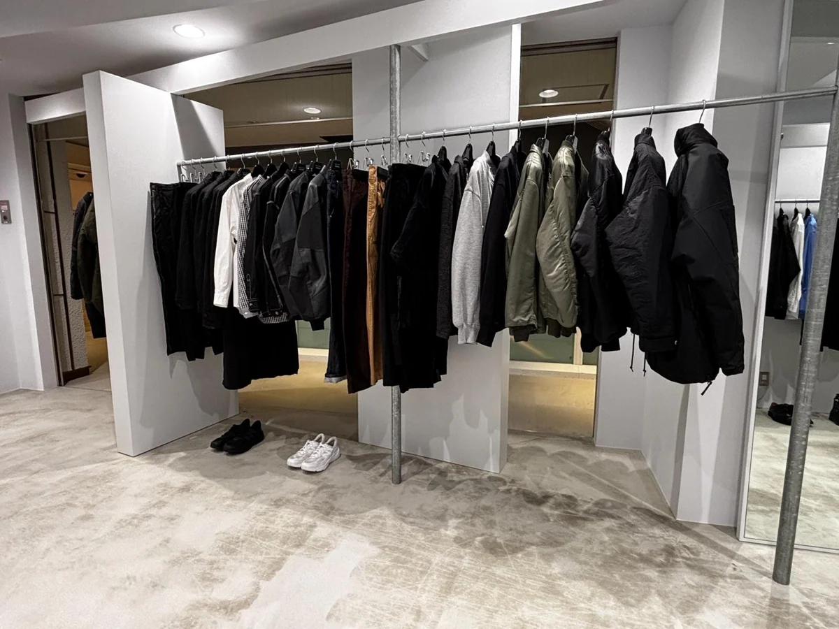 ハンガーラックが並ぶ店内