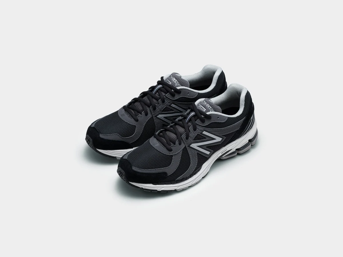 ニューバランス提供の「COMME des GARÇONS HOMME × New Balance 860v2」(ブラック)。