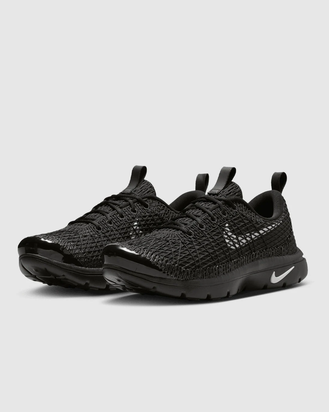 ドーバー ストリート マーケット ギンザの公式ページに掲載された、COMME des GARÇONS HOMME PLUS × Nike Air Rejuven8の商品画像。