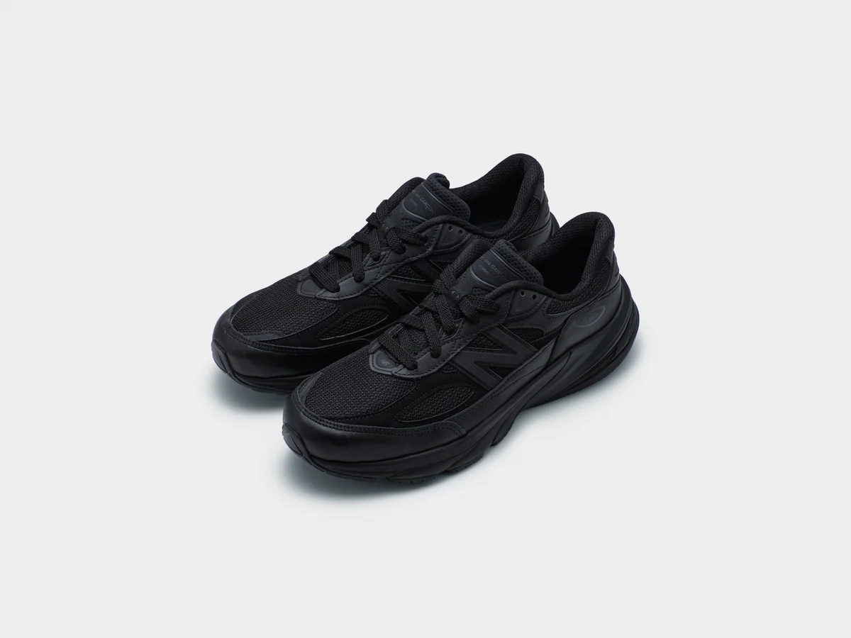 ニューバランスの画像として FASHIONSNAP の記事に掲載された、コラボレーションの990v6（ブラック）です。