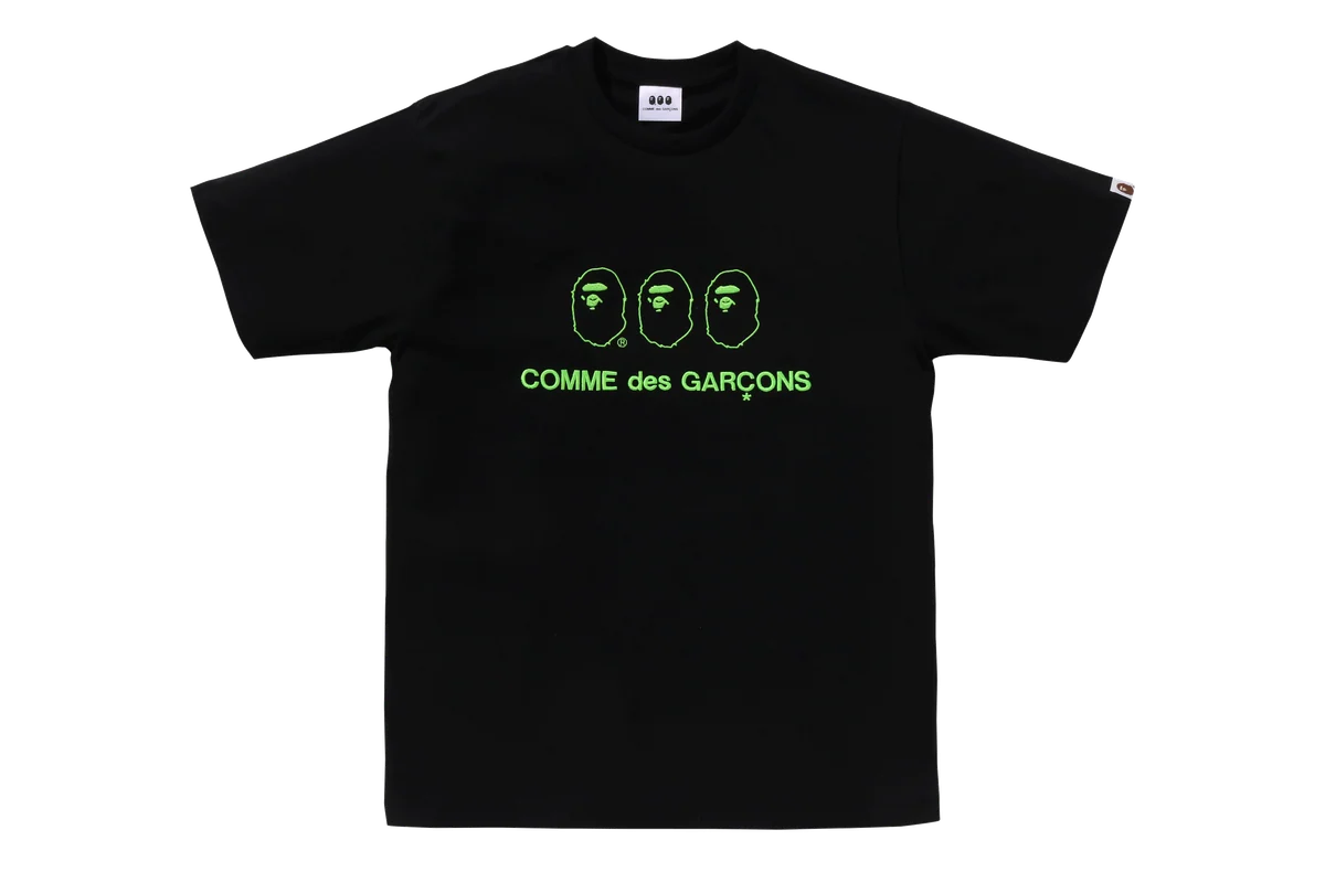 ロゴを並べた刺しゅうのTシャツ ブラック