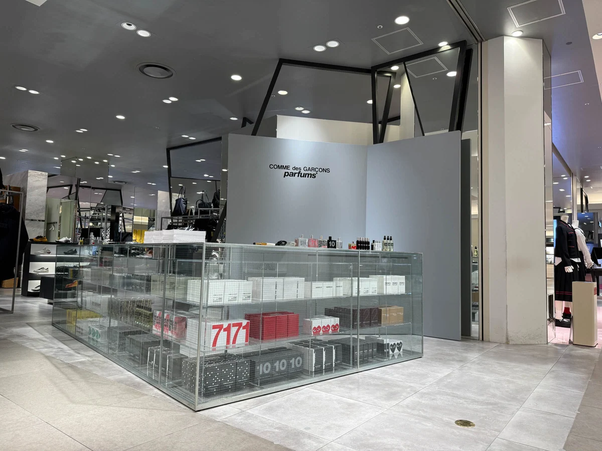 COMME des GARÇONS parfums提供の、阪急うめだ本店3階の単独店。