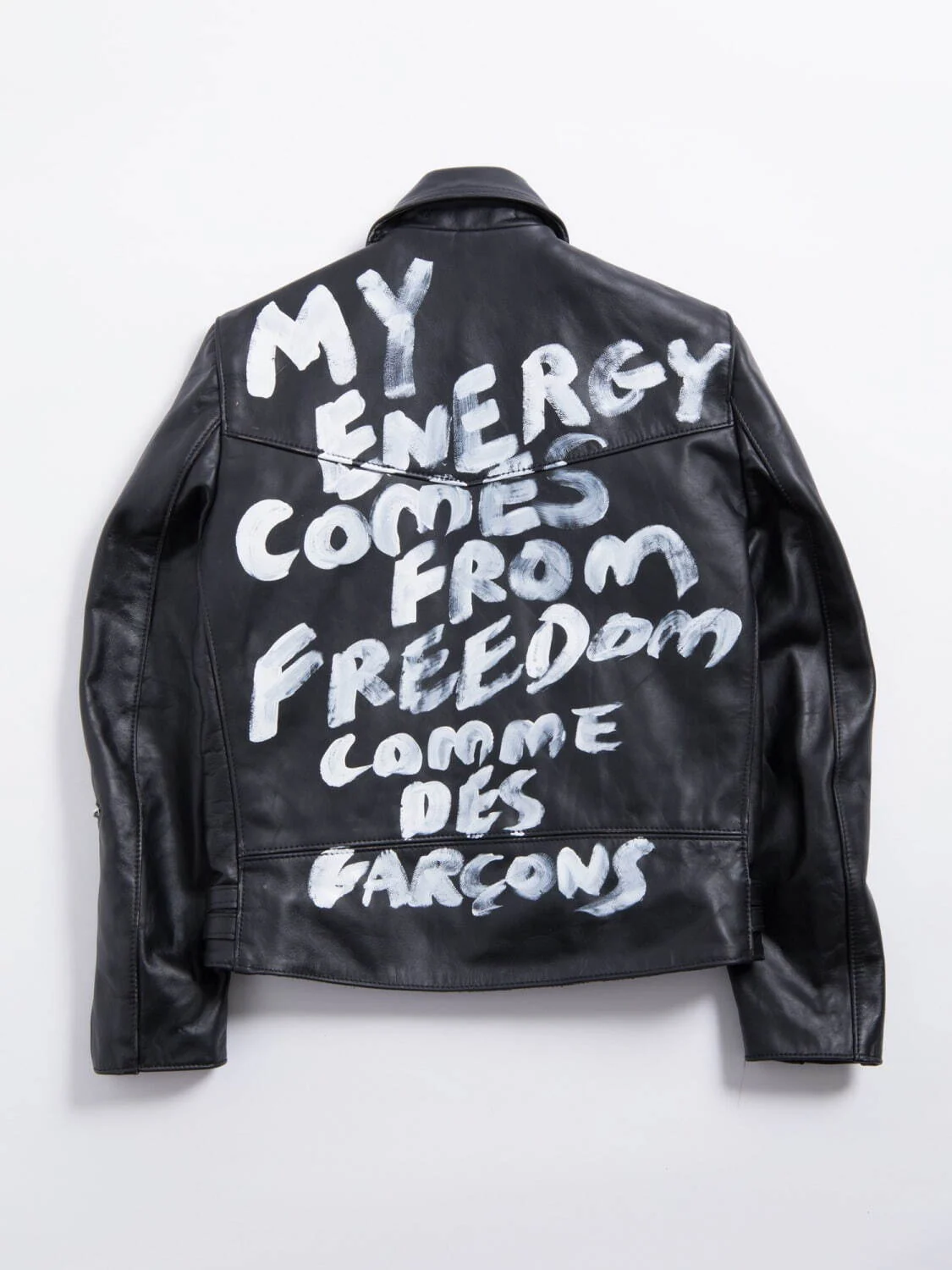 背中に「MY ENERGY COMES FROM FREEDOM」などの文字を手描きした、青山店限定の黒いライダースジャケット