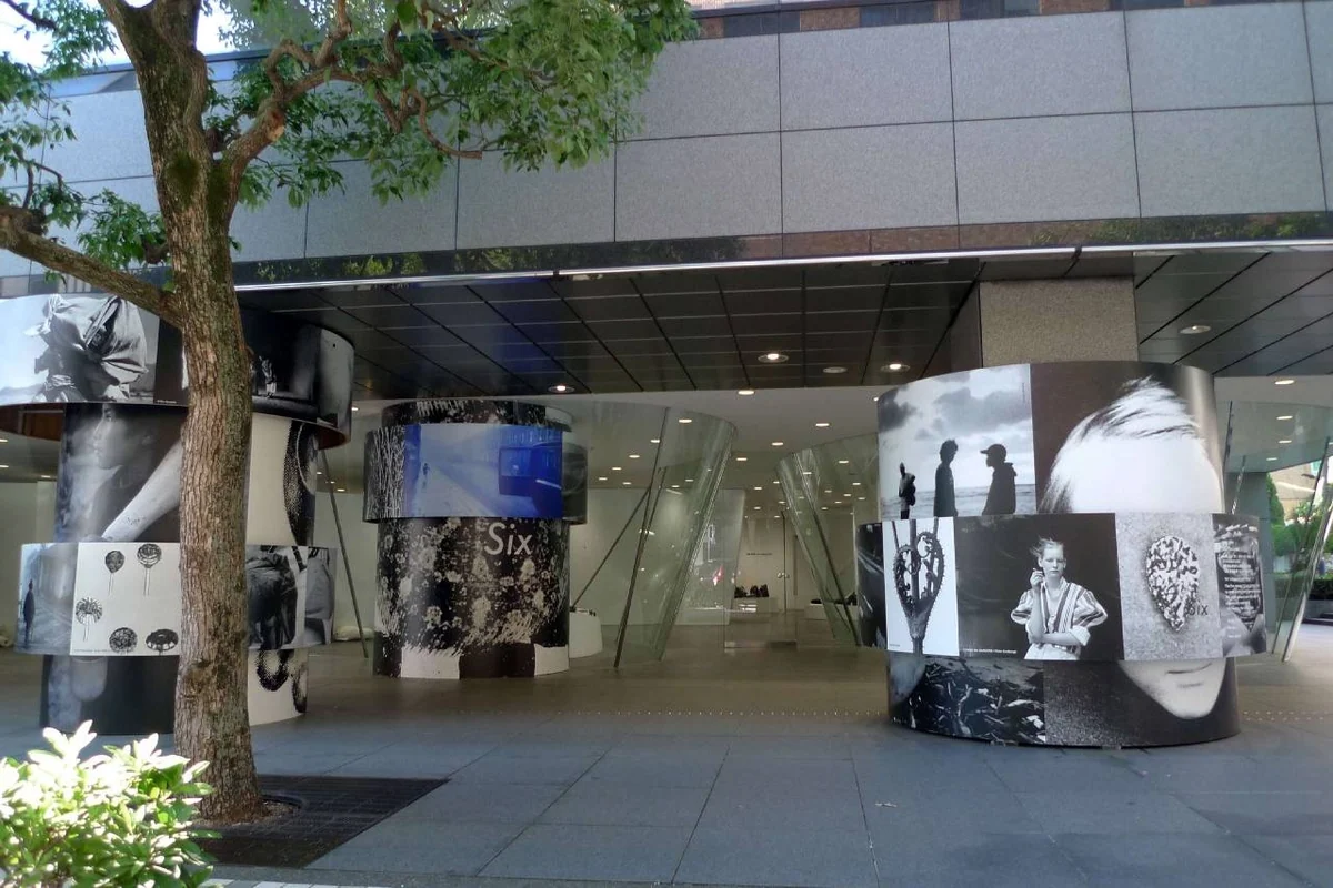 通りから見た青山店の展示