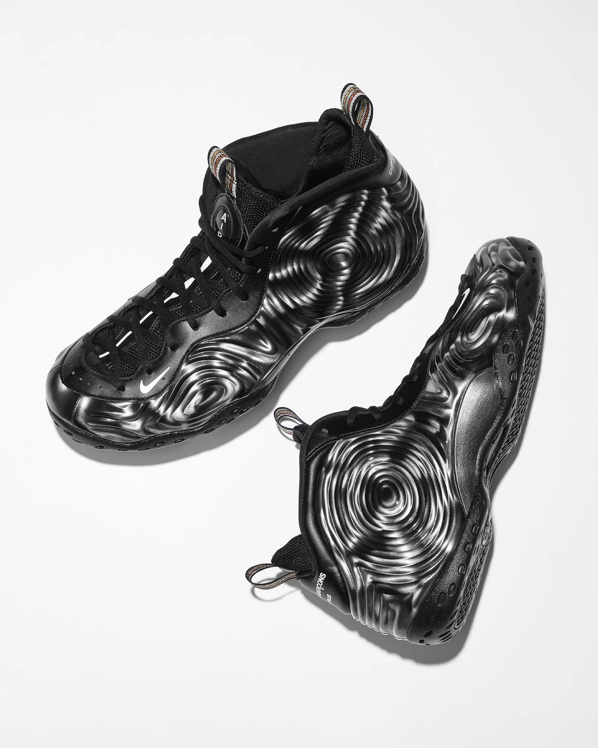 DSM銀座の公式ページに掲載されたCOMME des GARÇONS × NIKE AIR FOAMPOSITE ONEの製品写真。