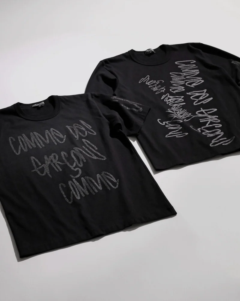 左：半袖Tシャツ 12,100円　右：長袖Tシャツ 14,300円
