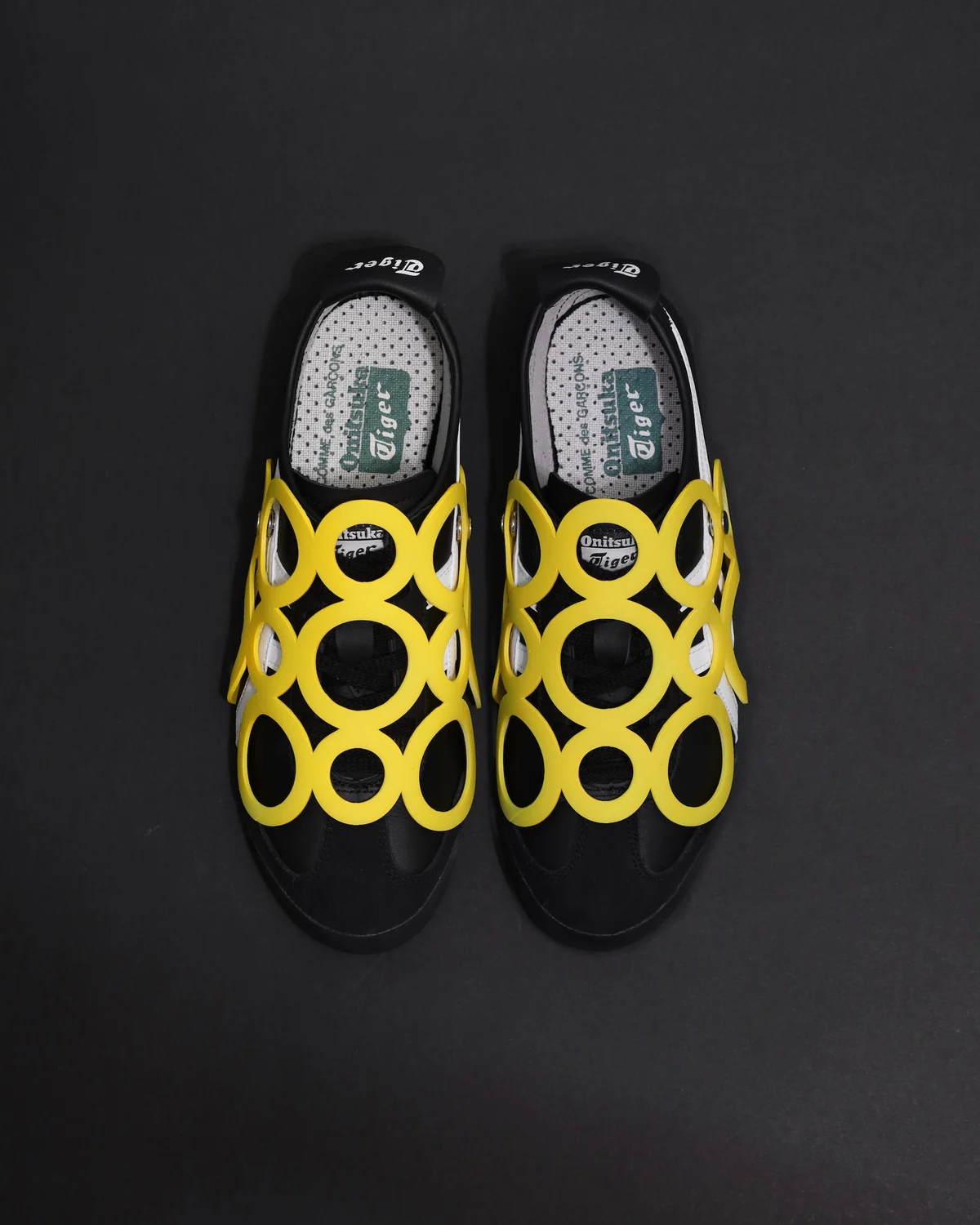 オニツカタイガー公式のMAGAZINEページに掲載された、COMME des GARÇONSとのMEXICO 66コラボシューズ。