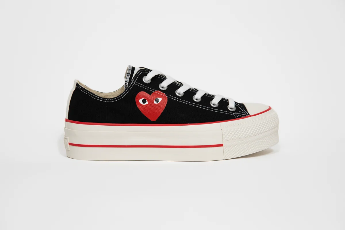 PLAY COMME des GARÇONS の画像として FASHIONSNAP の記事に掲載された、厚底のローカットスニーカー（ブラック）です。