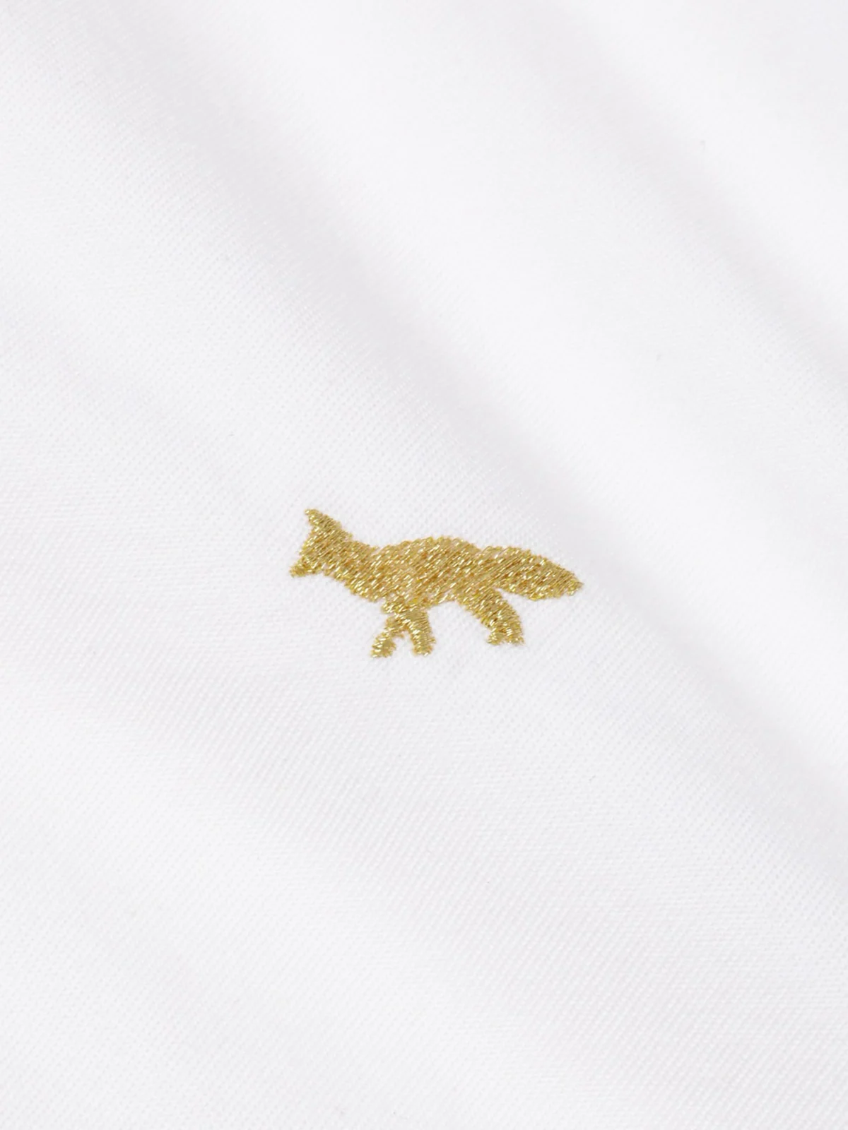 胸元のゴールドのキツネ刺繍