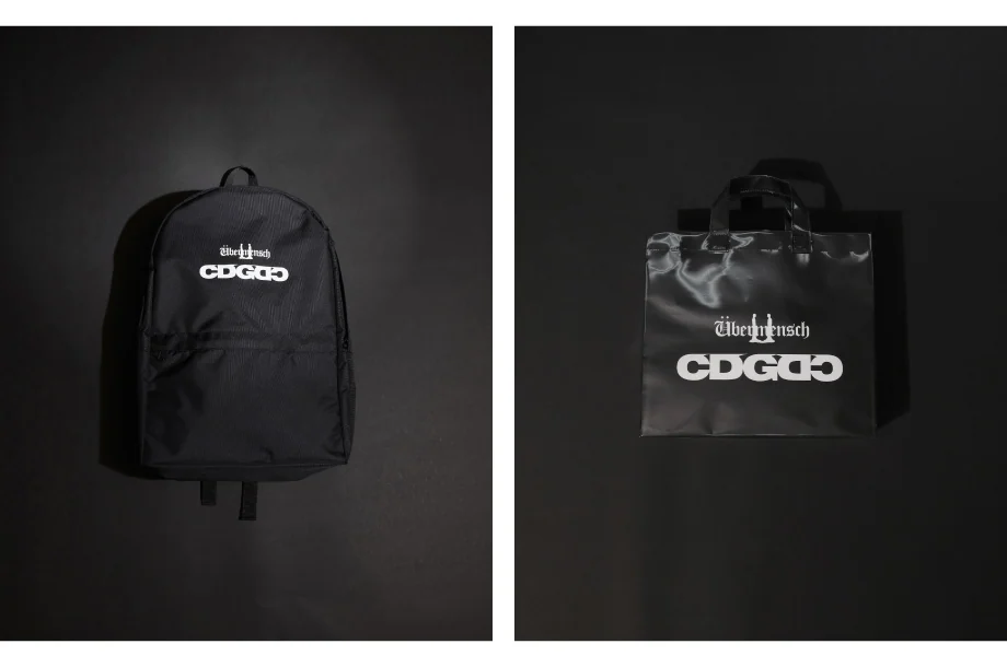 左：CLASSIC BACKPACK 19,800円　右：PAPER/PU BAG 49,500円