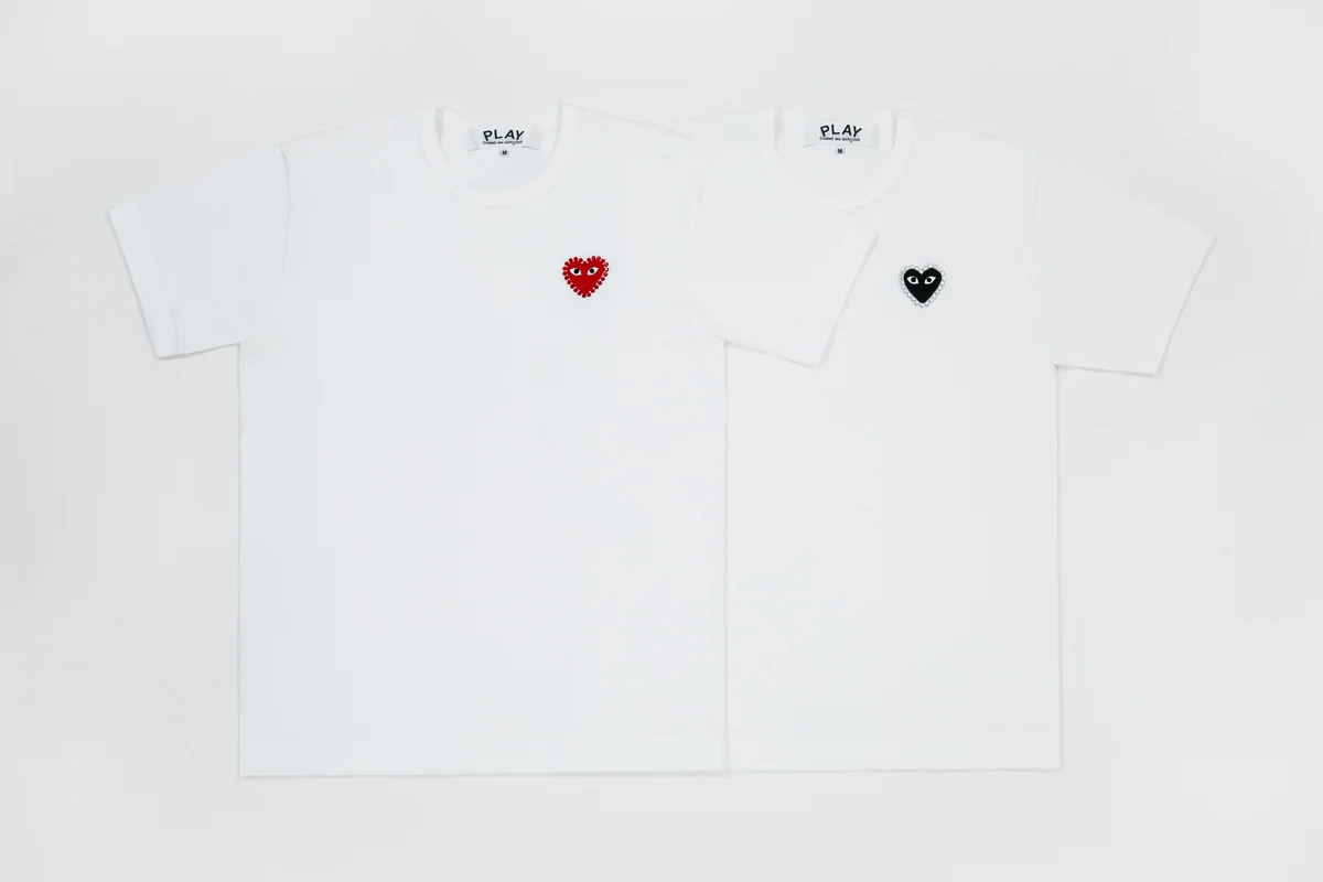 PLAY COMME des GARÇONSのラインストーンシリーズのTシャツ。