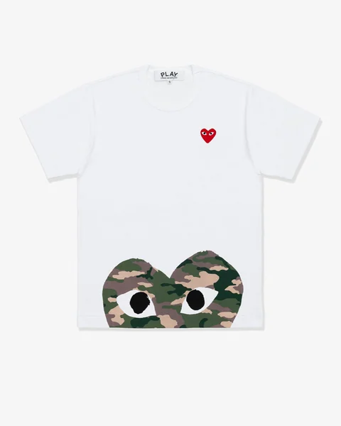 プレイ 半袖Tシャツ 裾に迷彩のハート（ホワイト）