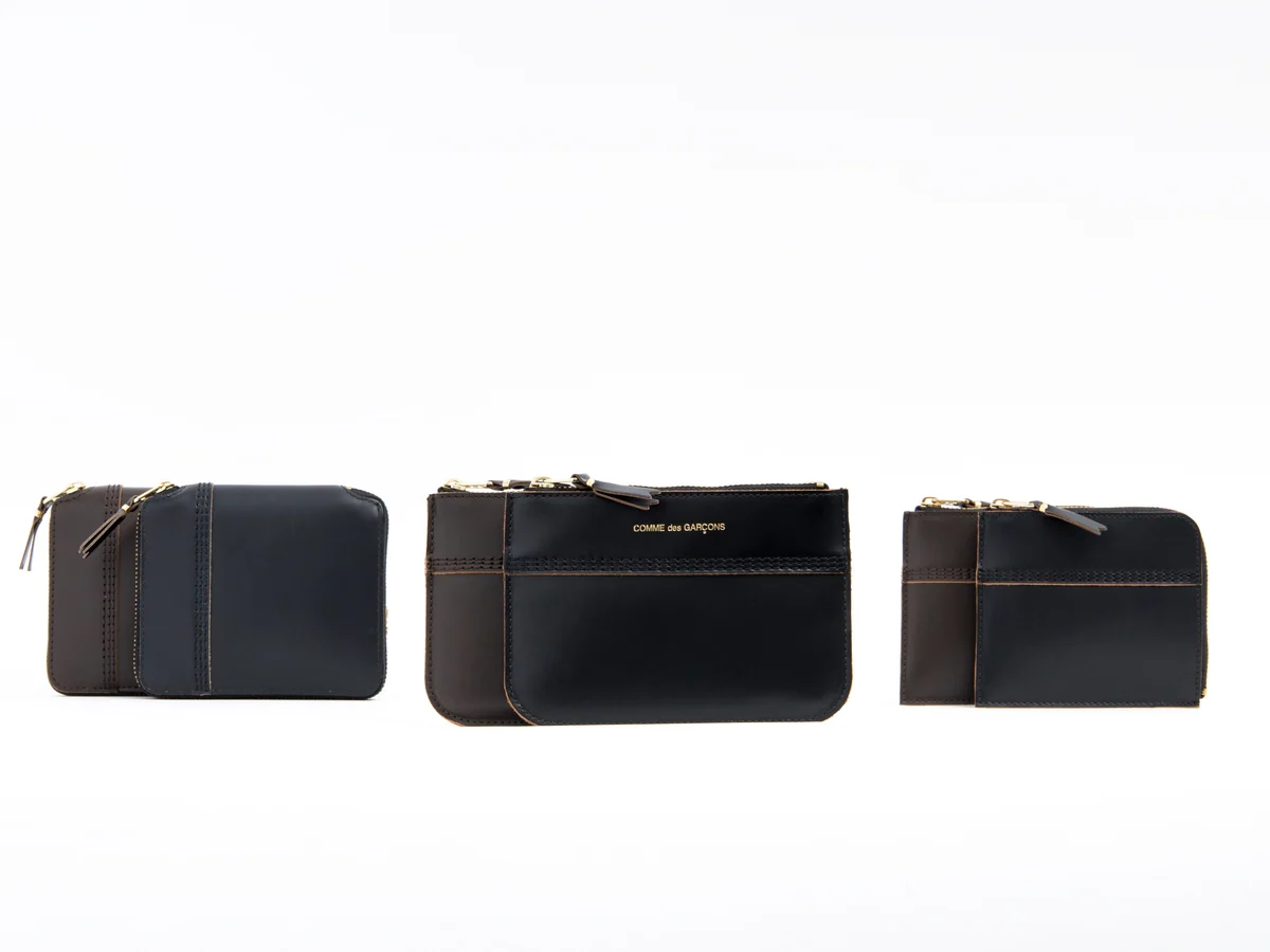 Wallet COMME des GARCONS の画像として FASHIONSNAP の記事に掲載された、トリプルステッチの全3型（ブラック）です。
