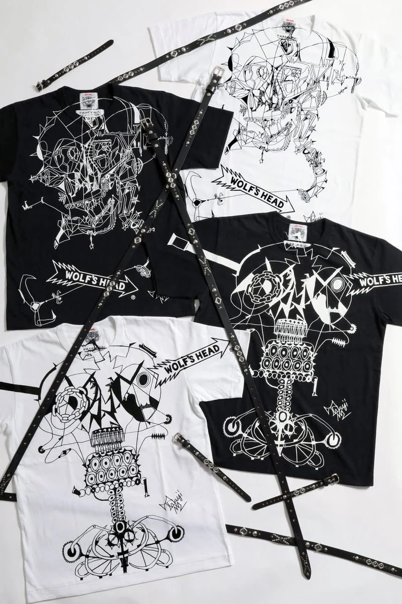 トレーディング ミュージアム コム デ ギャルソン提供の、WOLF’S HEADとのコラボレーションTシャツとベルトの写真。