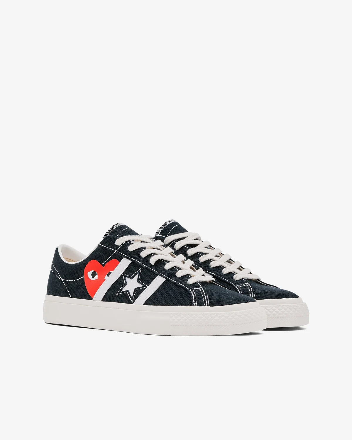 DSMロンドンのE-SHOPの商品ページに掲載された、PLAY COMME des GARÇONS × CONVERSE ONE STAR ACADEMY PROの商品写真。
