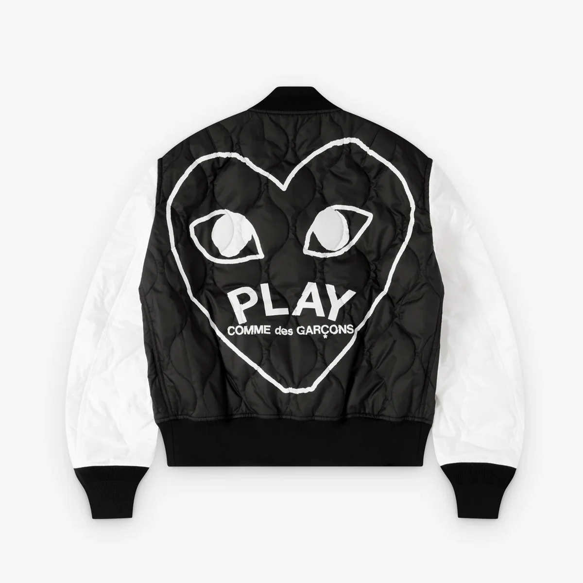 大きなハートと「PLAY」のロゴを配した、黒と白のキルティングジャケット